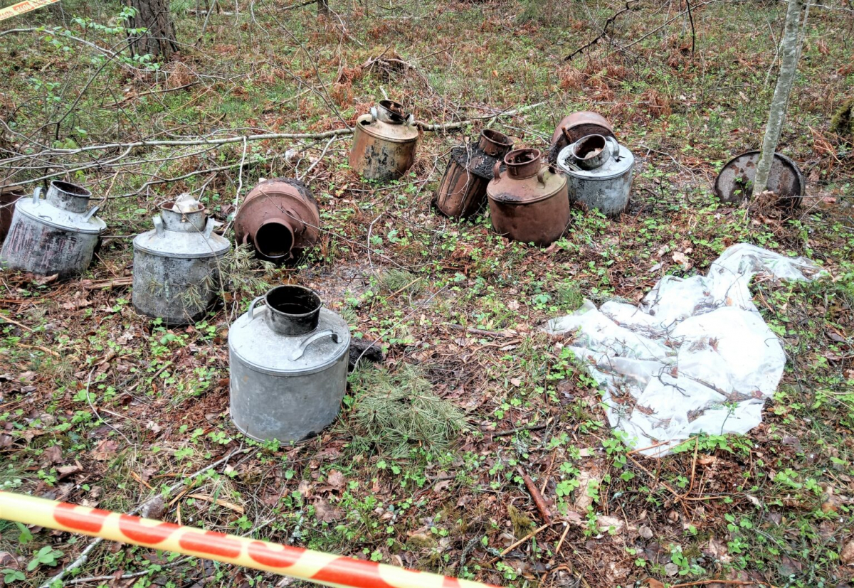 Lūdz palīdzību — mežā Salas pagastā izmestas 12 kannas ar nezināmas izcelsmes ķīmisku vielu!