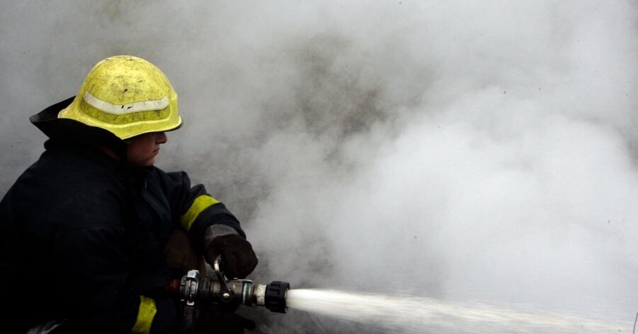 Viesītes ugunsdzēsēji glābēji palīdz dzēst degošu pirti Neretas pagastā