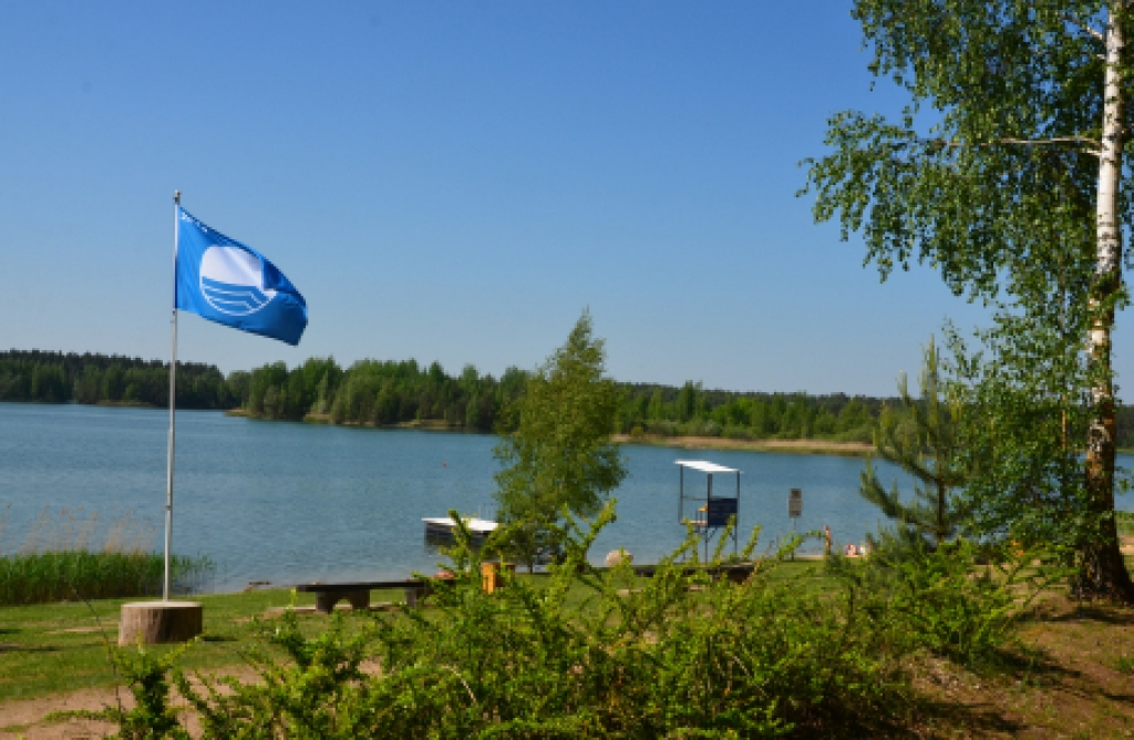 13. gadu pēc kārtas Radžu ūdenskrātuves galvenajā peldvietā plīvos Zilais karogs