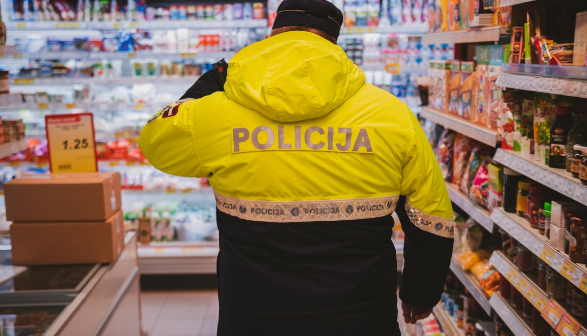 Jēkabpilī policija soda ar 100 eiro vīrieti, kurš reibumā veikalā traucēja sabiedrisko kārtību