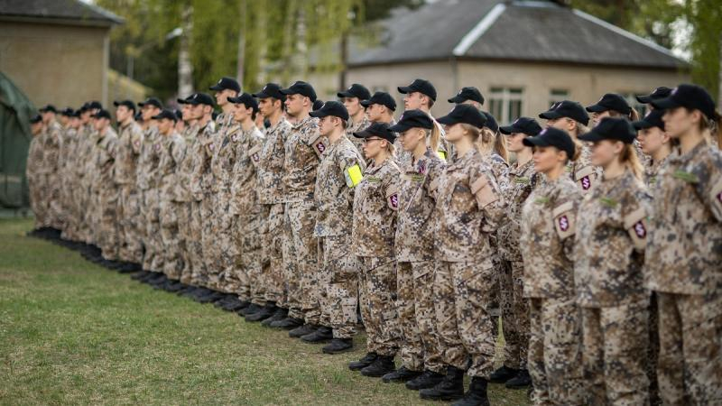 Aizsardzības ministrija rosinās Latvijā ieviest vispārējo valsts aizsardzības dienestu
