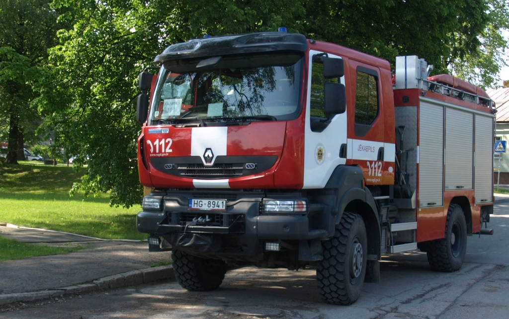 Jēkabpilī, Kļavu ielā dzēsta degoša automašīna