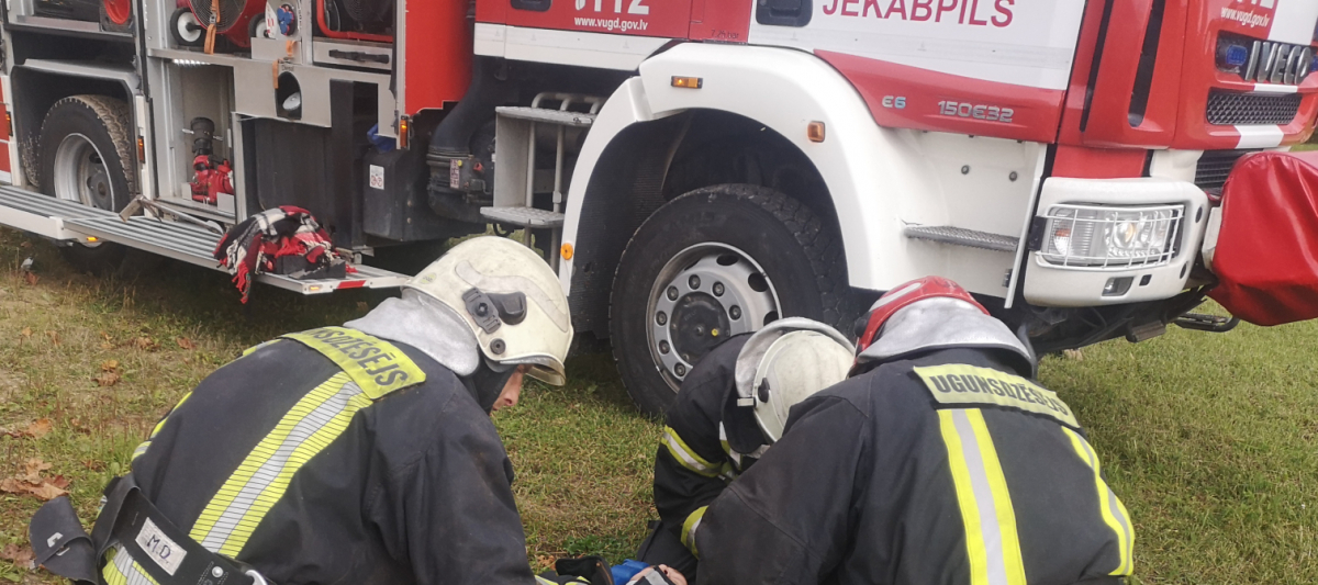 Jēkabpils novada Kalna pagastā automašīnas un traktora sadursmē gājis bojā cilvēks (PAPILDINĀTS)