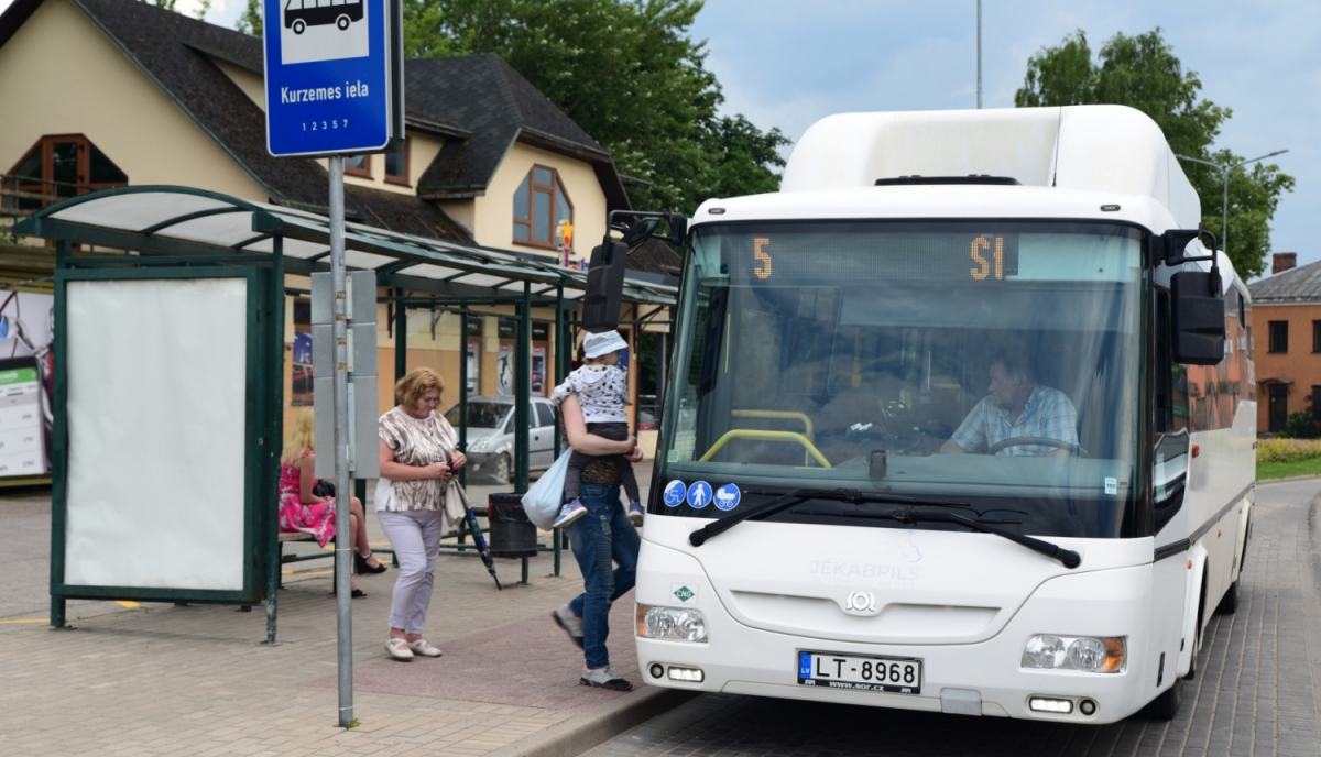 Jēkabpils novada skolēniem mēnešbiļetes braukšanai sabiedriskajā transportā apmaksās pašvaldība