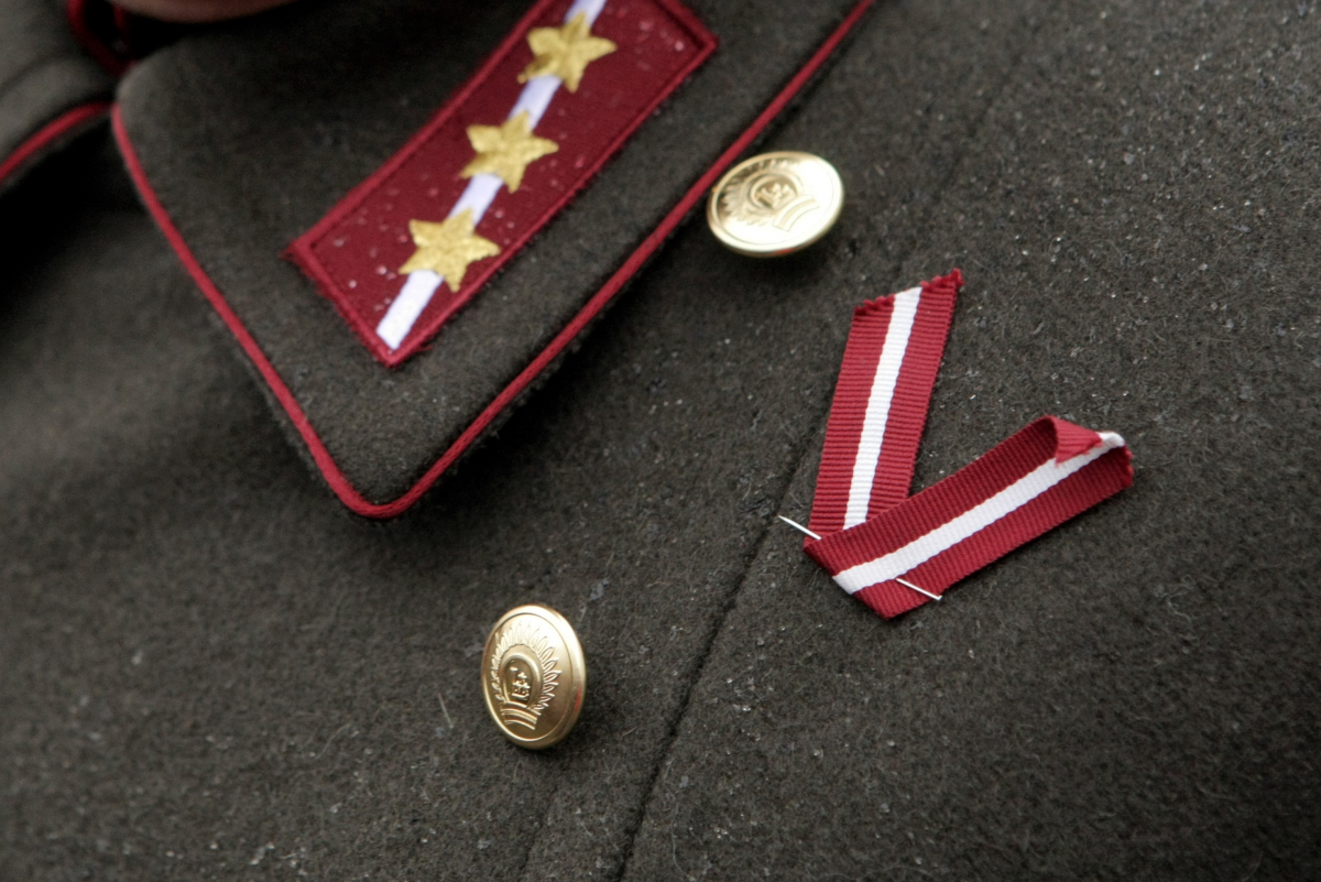 Atzīmējot uzvaras pār Bermonta karaspēku 103. gadadienu, Aizsardzības ministrija aicina nēsāt pie apģērba sarkanbaltsarkanu lentīti