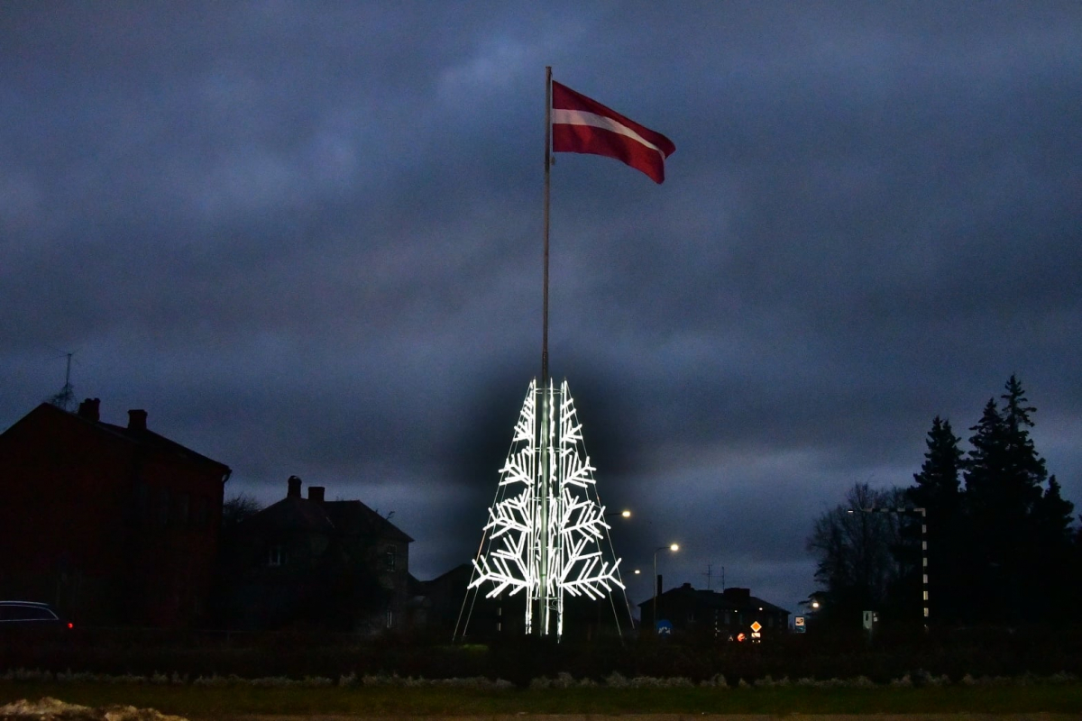 Jēkabpils novada domes vadība pārskatījusi sākotnējo lēmumu un arī šogad izvietos Ziemassvētku gaismas dekorus