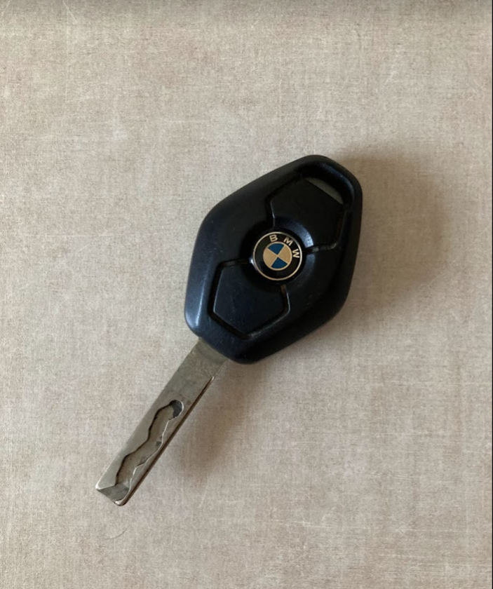 SOS: Jēkabpilī, Viestura ielā, pretī veikalam "Lone" atrasta BMW mašīnas atslēga (Atslēga jau atdota īpašniekam)