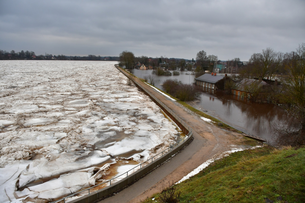 Ūdens līmenim pie Jēkabpils nedaudz samazinoties, no upes augšteces turpina nākt klāt jauni vižņi
