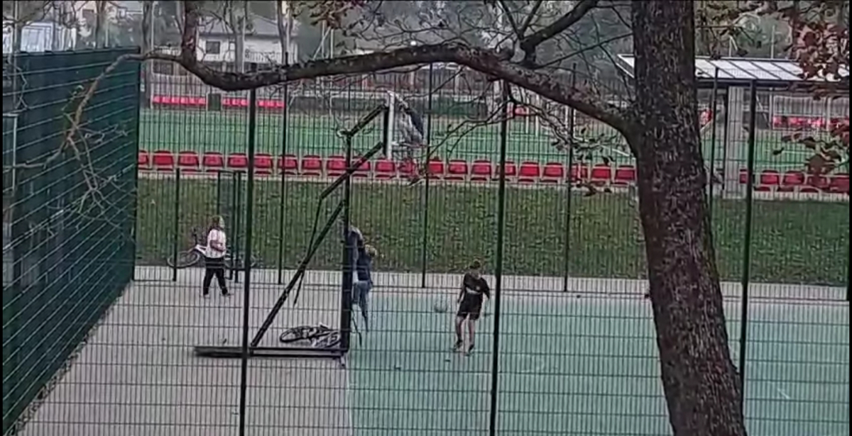 Sociālajā tīklā izplatīts video, kā skolēns pārgalvīgi uzvedas JVĢ basketbola laukumā, kur jau iepriekš bija traģisks gadījums (VIDEO)