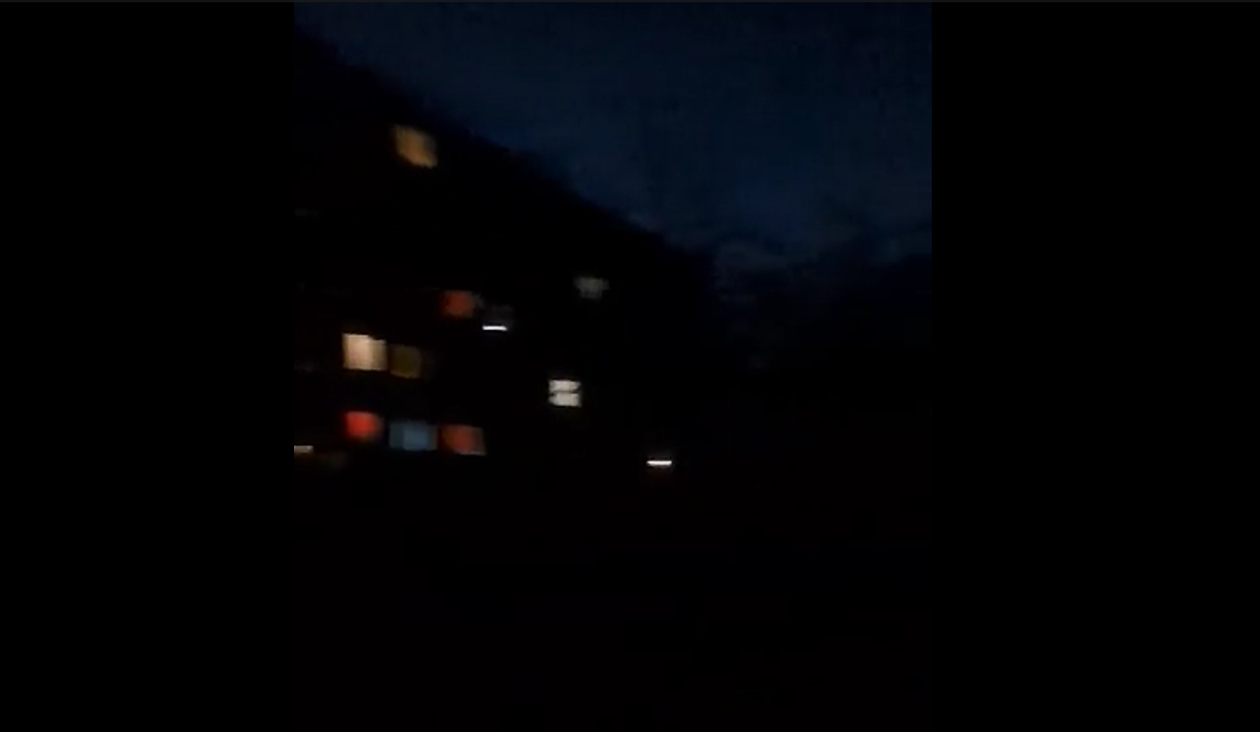 Mums raksta: Jēkabpilī, Madonas ielas mikrorajona bērnu laukums grimst tumsā, vecāki to izgaismo ar telefoniem (VIDEO)