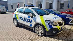 Policija Jēkabpilī aiztur automašīnu ar braukšanai neatbilstošām riepām un pieķer dzērājšoferi