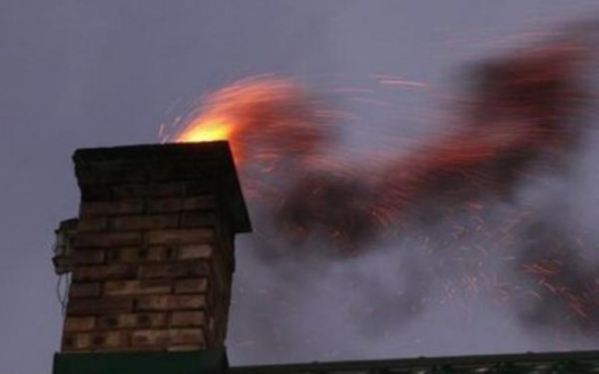 Jēkabpilī divstāvu dzīvojamā māja dzēsti degoši sodrēji dūmvadā