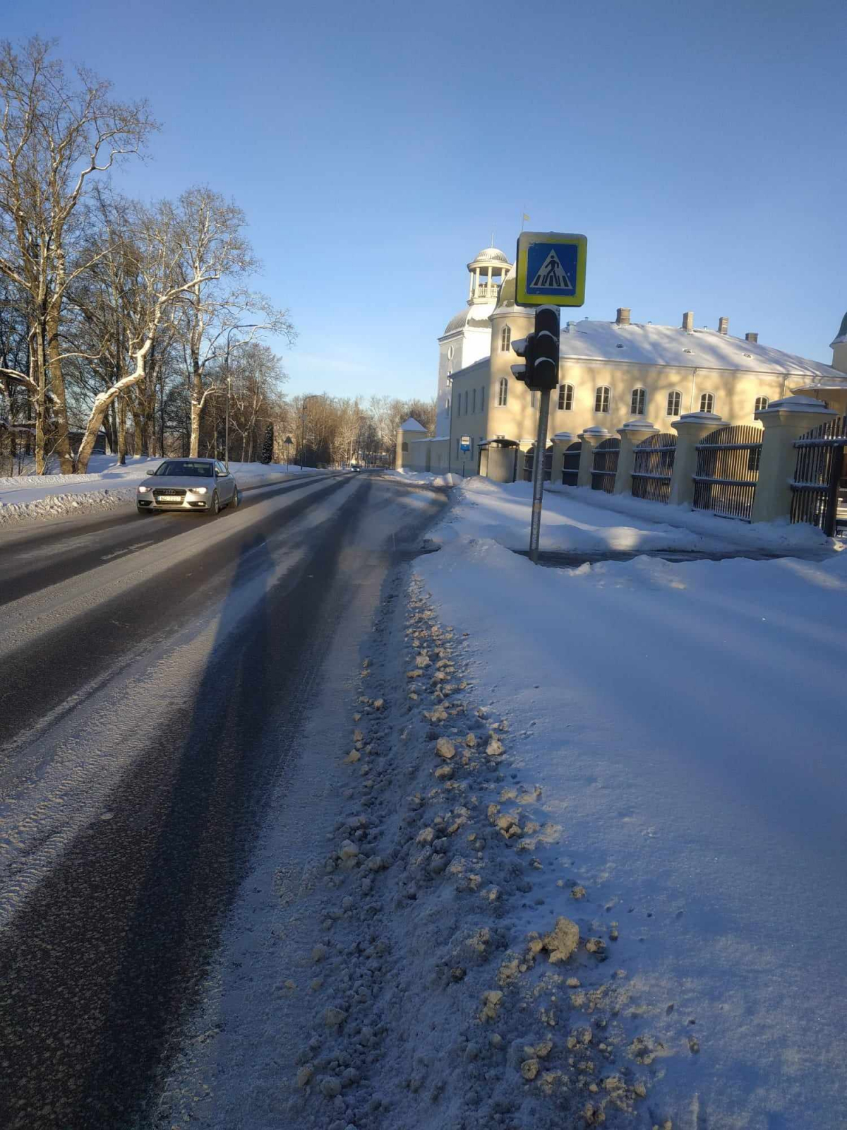 Mums raksta: Jēkabpilī, Rīgas ielā nedarbojas luksofors, aicina autovadītājus ievērot ceļazīmes