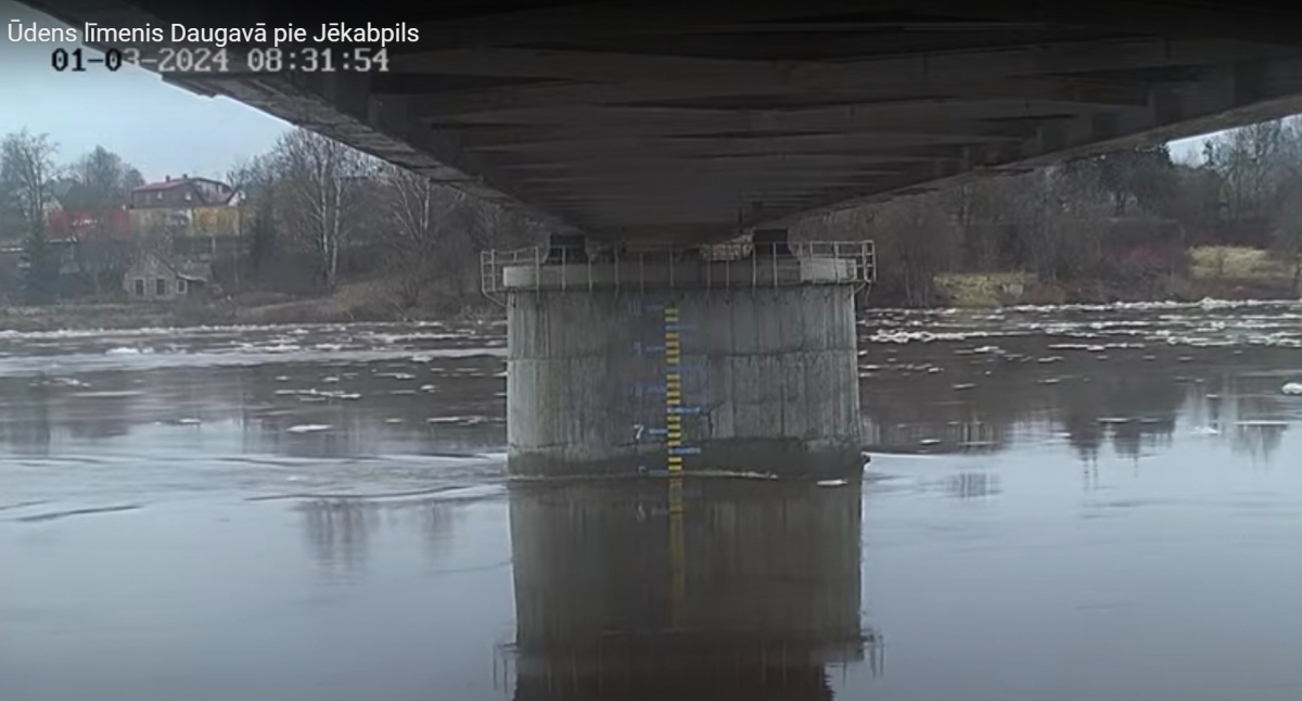 Daugavā pie Zeļķu tilta sācis kristies ūdens līmenis, izkustējies ledus sastrēgums