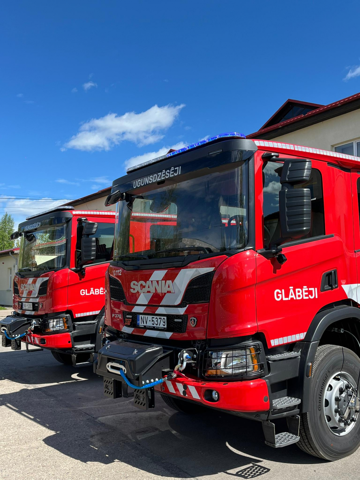 Līgo naktī Krustpils pagastā ugunsdzēsēji dzēsuši vienlaicīgi degošu mikroautobusu, piebūves sienu un saimniecības ēku (PAPILDINĀTS)