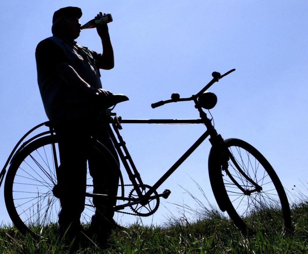 Viesītes pagastā apturēts vīrietis braucam ar velosipēdu lielā alkohola reibumā