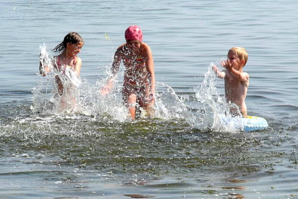 Visā valstī izsludināts brīdinājums par piektdien gaidāmu stipru karstumu