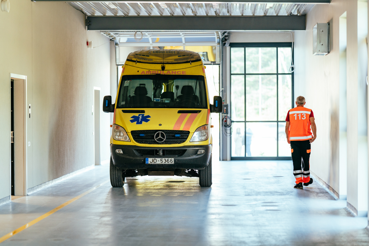 Aknīstē divu automašīnu sadursmē cieš transporta līdzekļu vadītāji