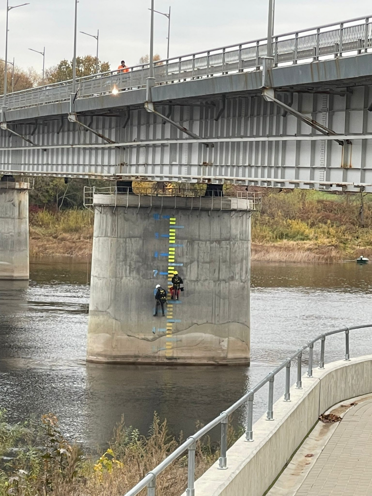 Tiek atjaunots ūdens līmeņa augstuma atzīmju krāsojums uz balstiem Jēkabpils tiltam pār Daugavu (PAPILDINĀTS)