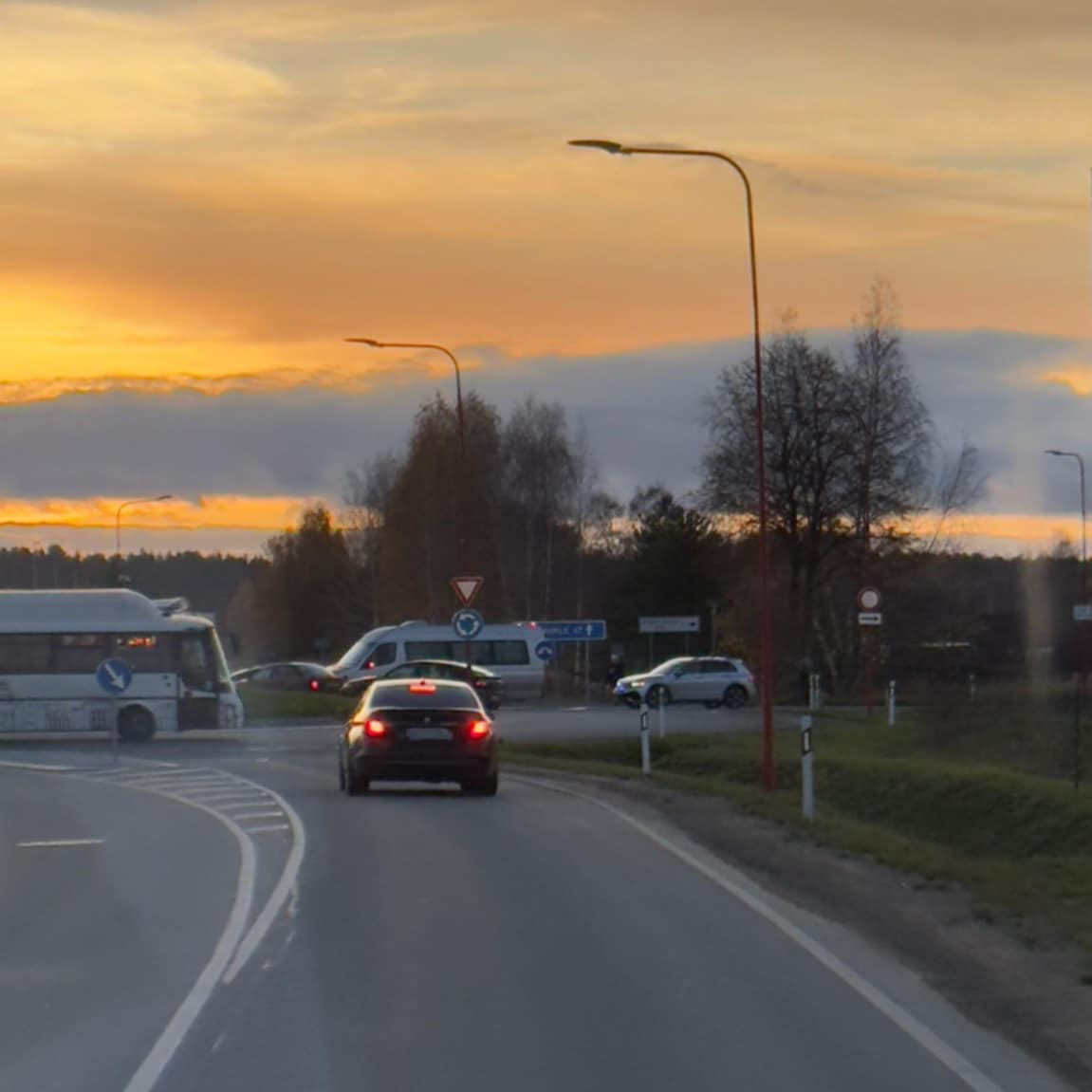 Jēkabpilī “Lūša aplī” saduras vieglais auto un mikroautobuss