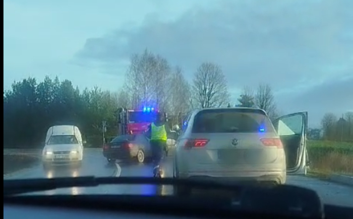 Variešu pagastā vieglās auto un pasta busiņa sadursmē divi cietušie (VIDEO)