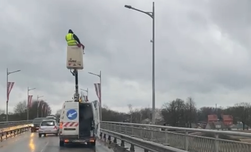 Mums raksta: Vai tiešām darbdienas pusdienlaiks ir vispiemērotākais brīdis karogu noņemšanai uz tilta pār Daugavu Jēkabpilī?(VIDEO)