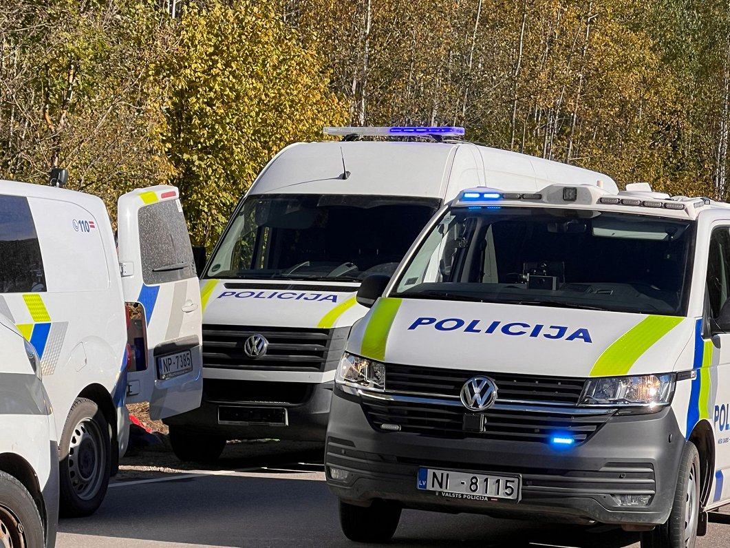 Noķer grupējuma līderus, kuri organizēja migrantu pārvadāšanu ar viltotiem policijas un robežsardzes auto