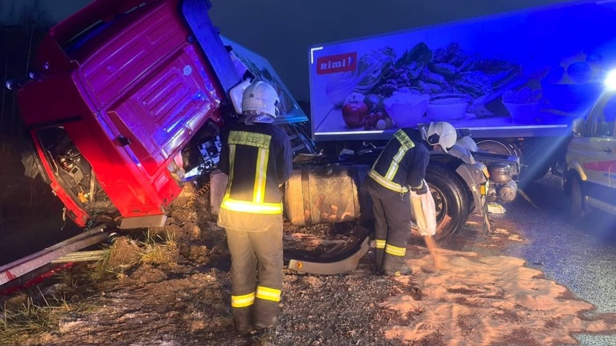 Uz Tīnūžu šosejas avarējis kravas auto, kas piegādā produktus diviem Jēkabpils "Rimi" veikaliem 