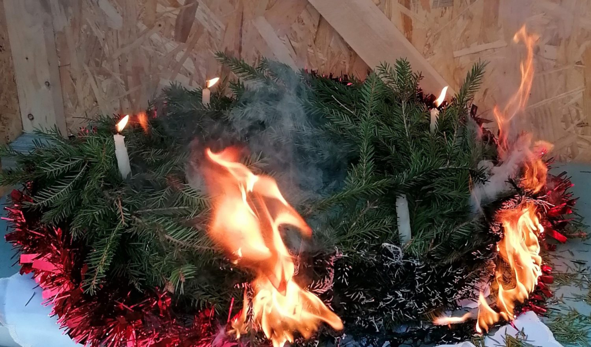 Aizdegoties adventes vainagam, Jēkabpilī no publiskas ēkas evakuējas 128 cilvēki