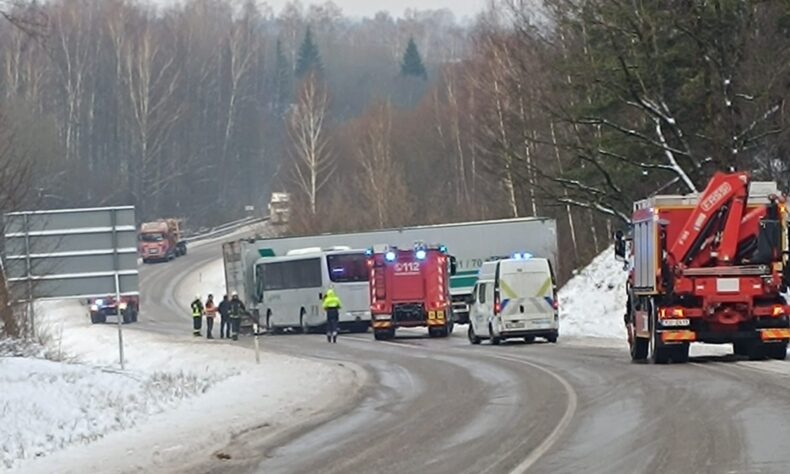 Aizkraukles novadā slidenā ceļa dēļ notikusi autobusa un kravas automašīnas sadursme 