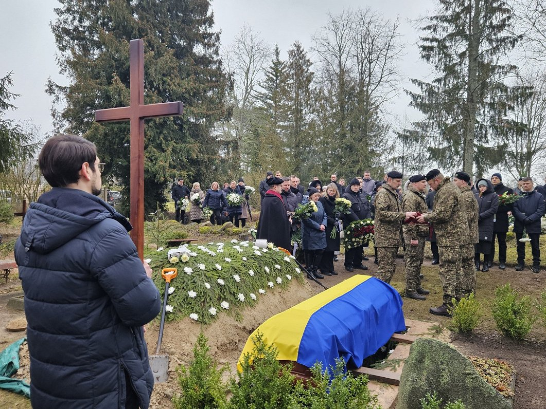 Ar militāru godu Salas pagastā atvadās no Ukrainā kritušā Edgara Platonova