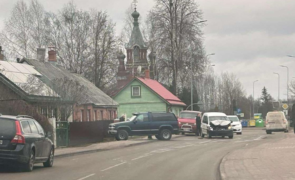 Satiksmes negadījumos Jēkabpilī un Aknīstē bojāti transporta līdzekļi un īpašums