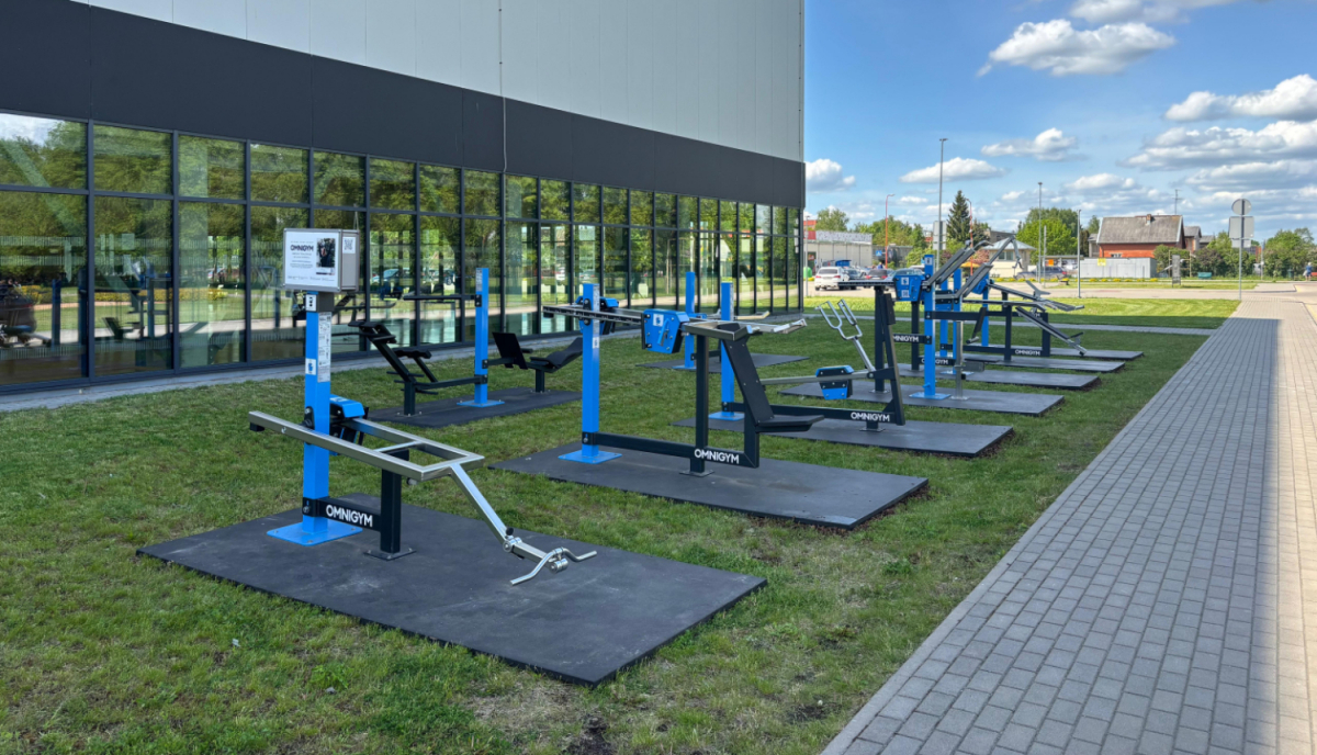 Pie Jēkabpils Sporta halles uzstādīts OMNIGYM āra trenažieru POP-UP laukums
