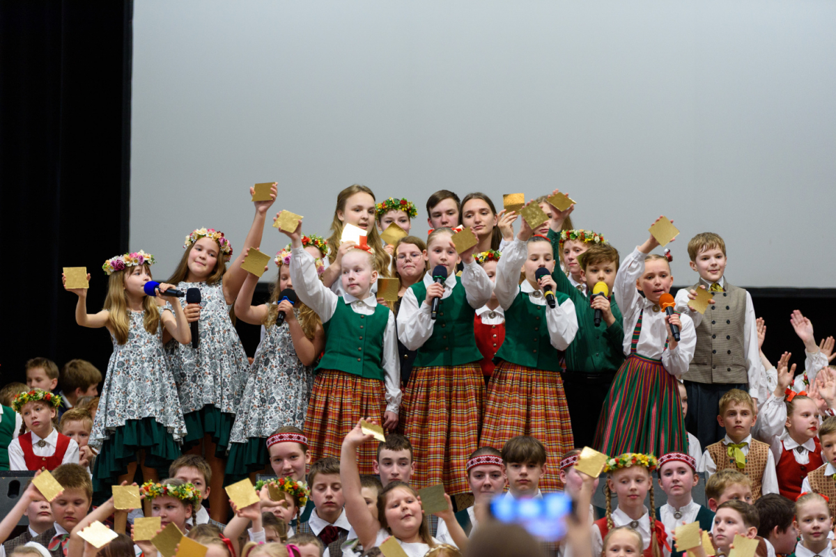 Preiļos izskanējis XIII Latvijas Skolu jaunatnes dziesmu un deju svētku ieskaņu koncerts “Dziesmā un dejā savīties”