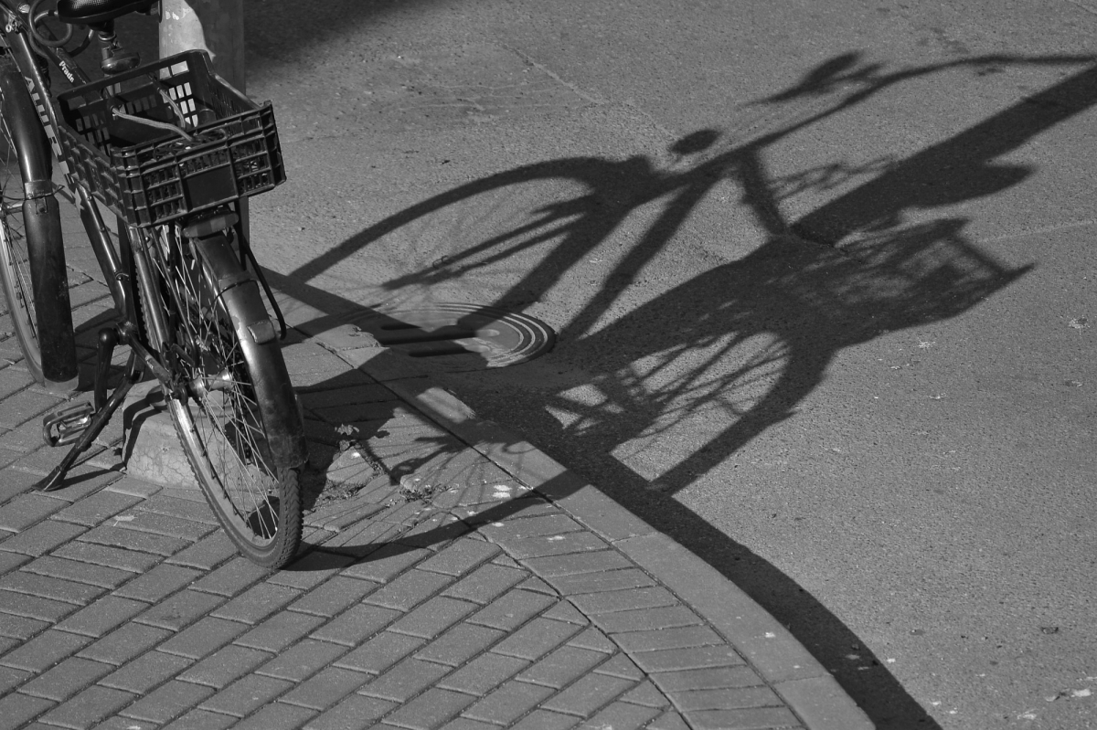 Dzērumā brauc ar velosipēdu pa Jēkabpilī naktī