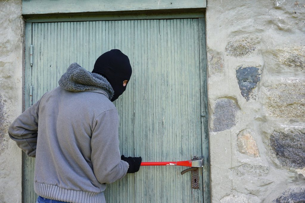 Variešu pagastā uzlauztas un apzagtas divas saimniecības ēkas