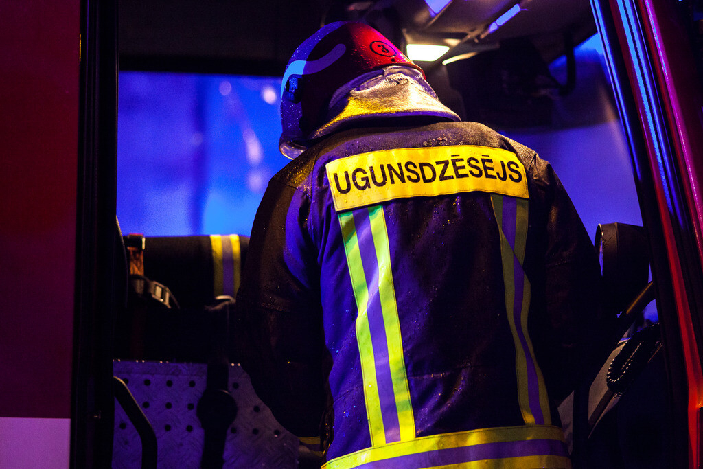 Saunas pagastā, izceļoties ugunsgrēkam, no mājas evakuējas četri cilvēki