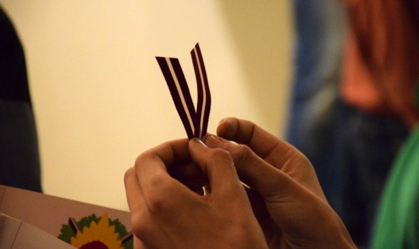 Aizsardzības ministrija aicina iedzīvotājus pie apģērba piespraust sarkanbaltsarkano lentīti