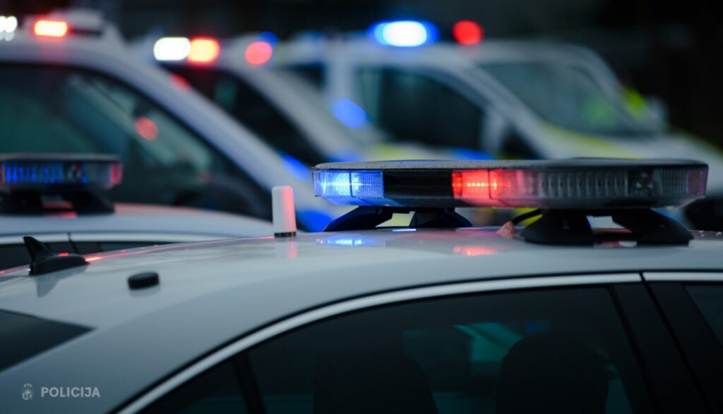 Jēkabpilī autovadītājs ietriecas ceļazīmē un aizbēg no notikuma vietas