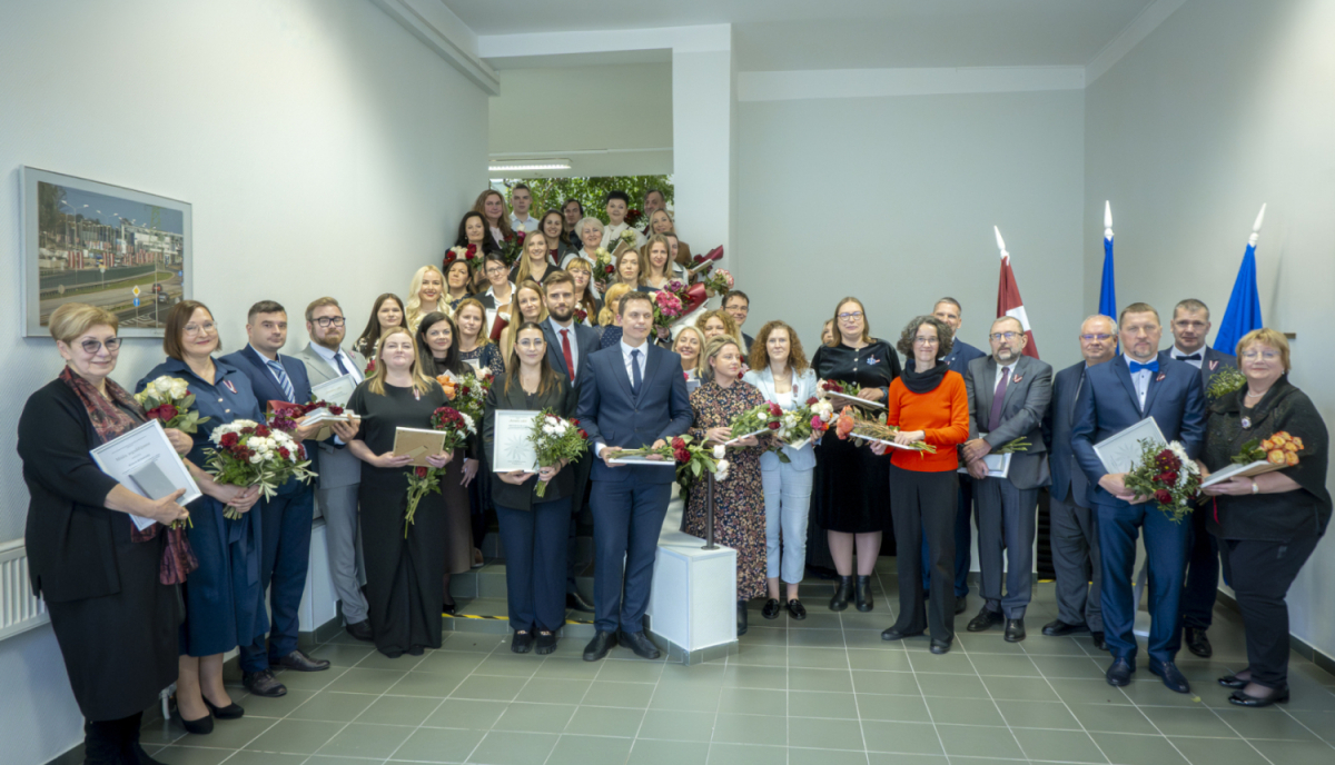 Par profesionālu darbu un ieguldījumu NMPD Jēkabpils brigādes darbinieki saņem Atzinības rakstus