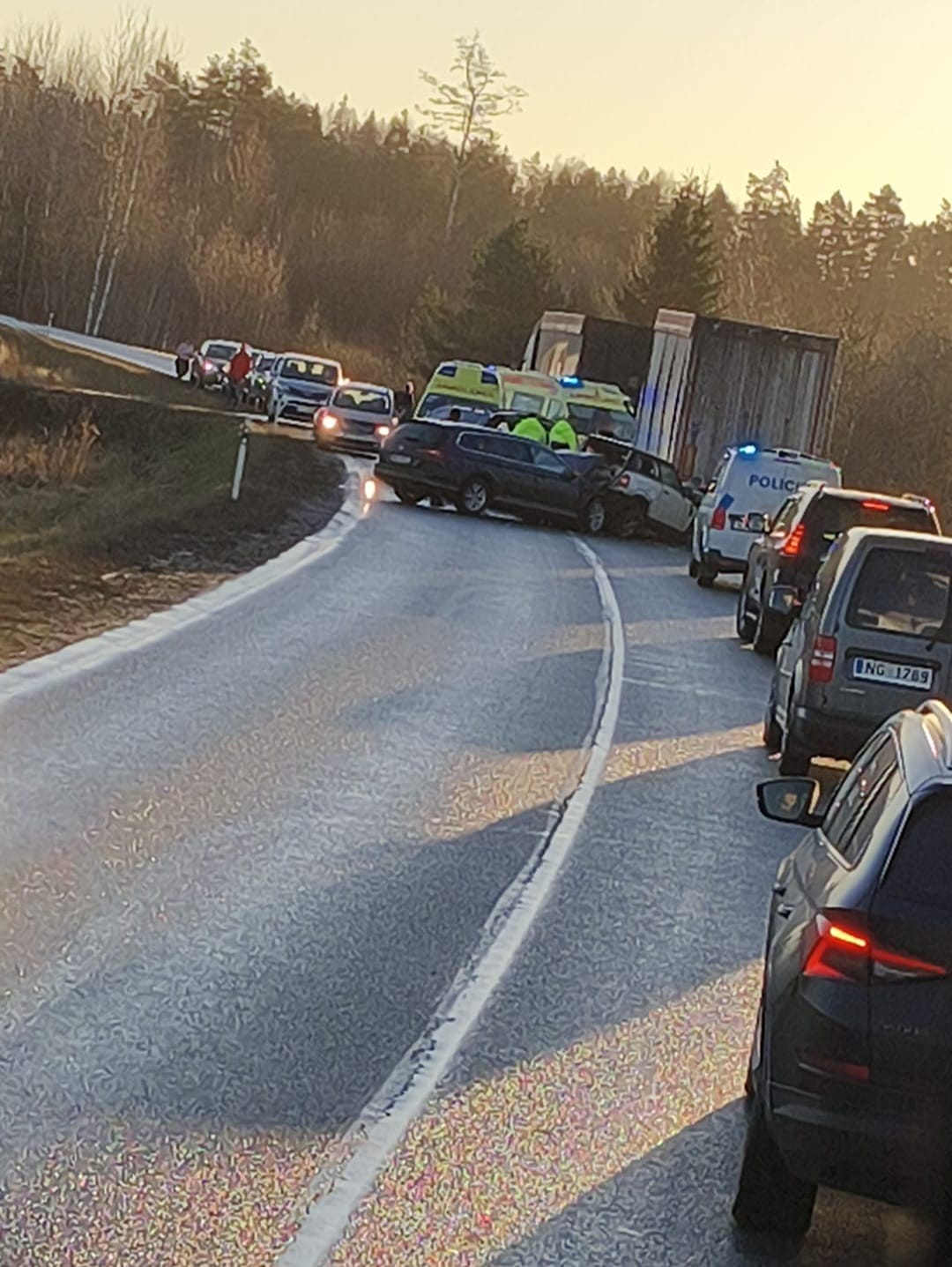 Vairāku auto sadursmē uz Jaunjelgavas ceļa cietusi viena persona (VIDEO)