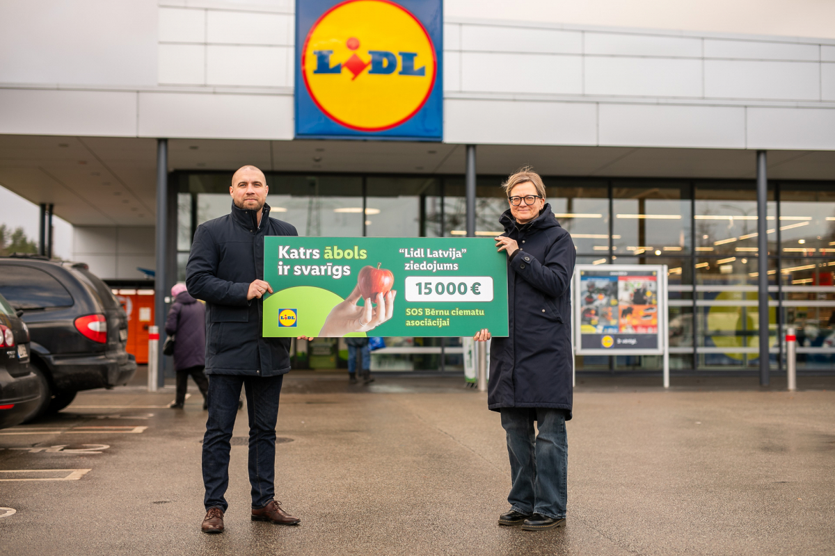 Noslēdzoties labdarības akcijai “Katrs ābols ir svarīgs”, “Lidl Latvija” ziedo 15 tūkstošus eiro SOS Bērnu ciematu asociācijai