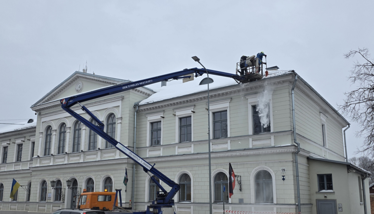 Jēkabpils novada pašvaldības policija apseko ēkas saistībā ar lāsteku un sniega veidošanos uz jumtiem