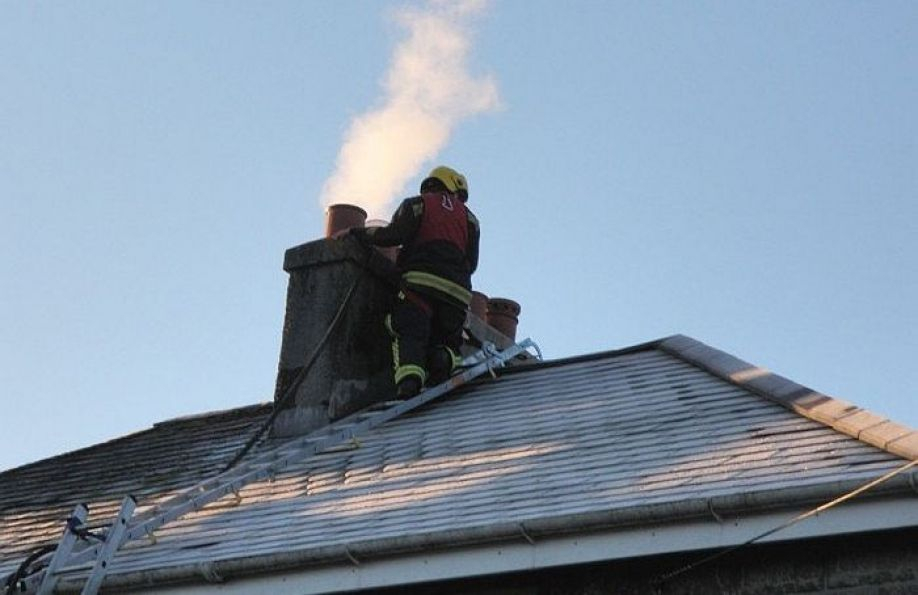 Viesītē dzēsti degoši sodrēji divstāvu dzīvojamās mājas dūmvadā