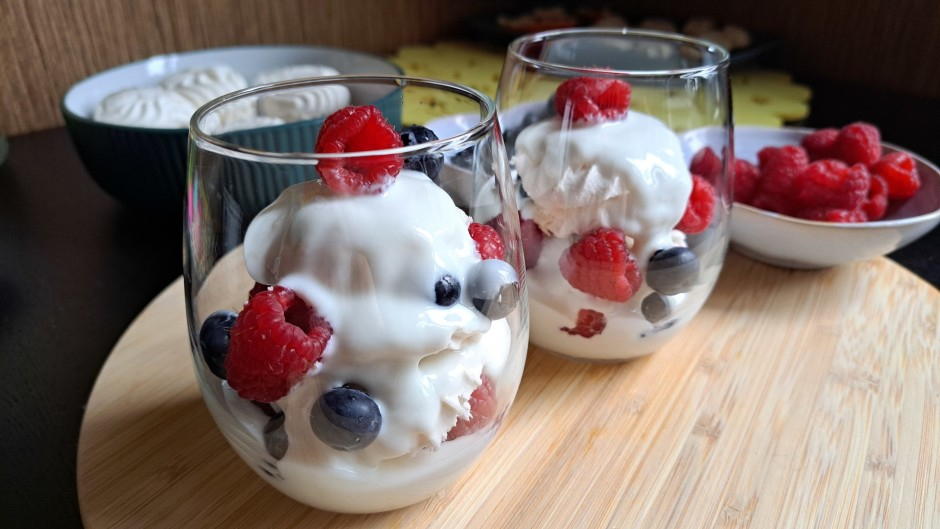 Svētku dienai - kārtainais zefīra deserts ar ogām