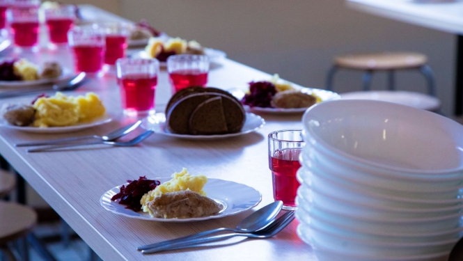 Konkursā "Labākais skolu ēdinātājs Latvijā" Jēkabpils 2. un 3.vidusskolas ēdinātājs saņem speciālo balvu