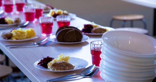 Jāņa Eglīša Preiļu Valsts ģimnāzija atzīta par labāko skolu ēdinātāju Latgalē