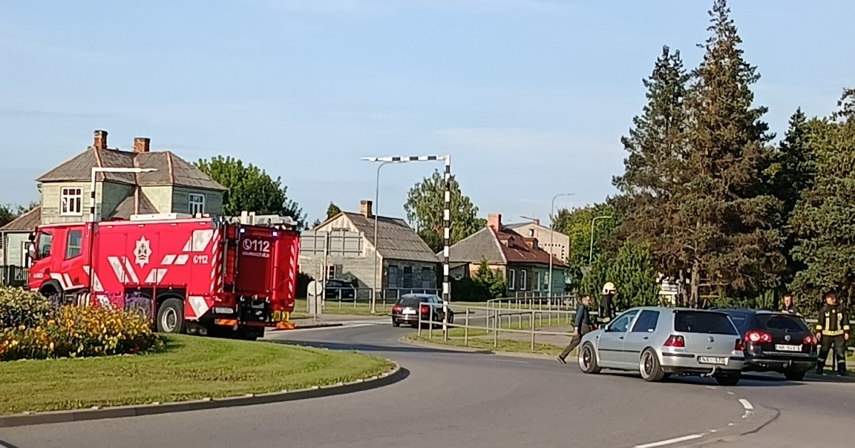 Jēkabpilī “Volkswagen” saduras ar VUGD “Scania”