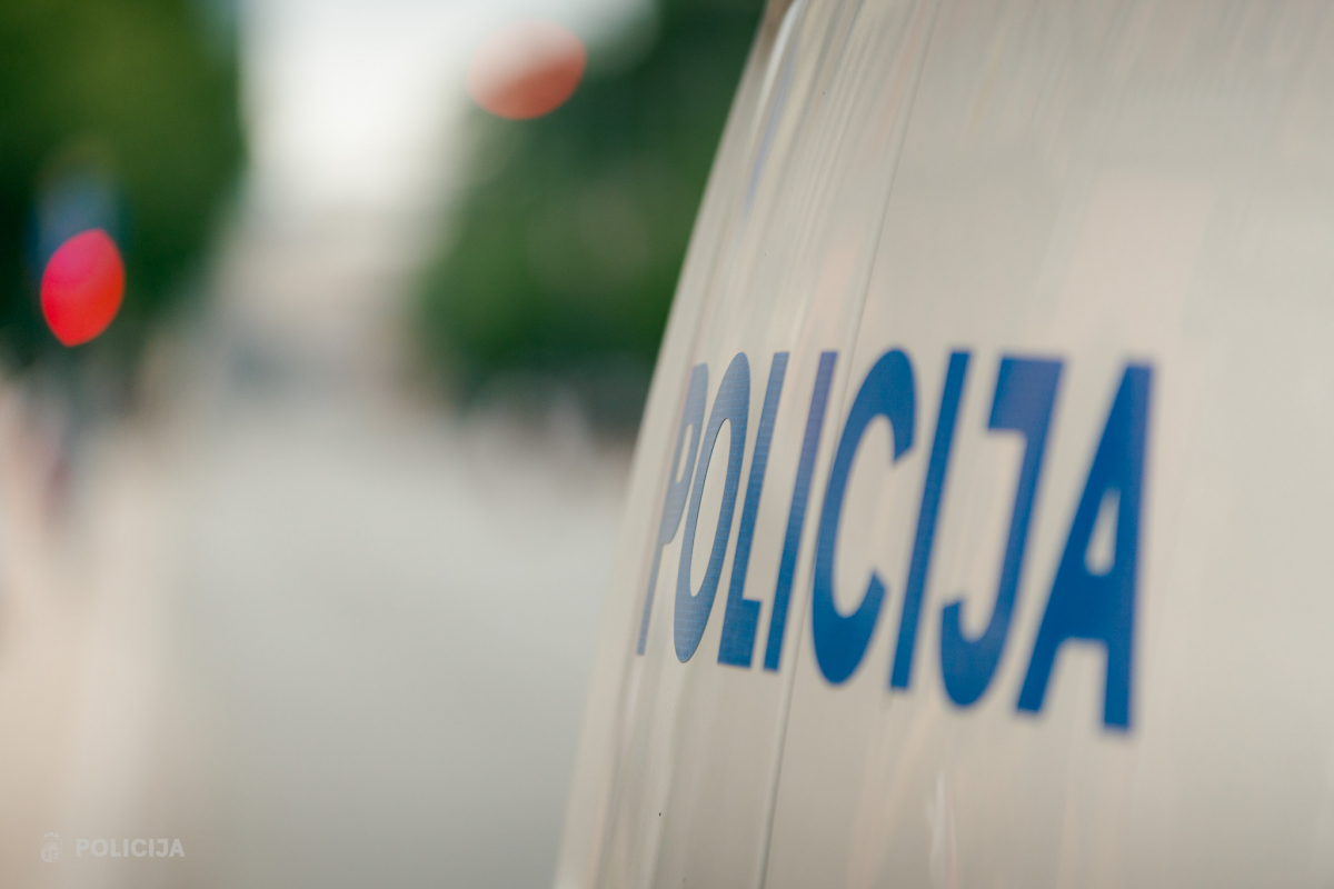 Jēkabpilī nepilngadīga jauniete bez autovadītāja tiesībām, netiekot gala ar transportlīdzekli, izraisa satiksmes negadījumu