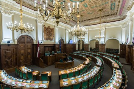 Pēc aptuveni 80 balsu saskaitīšanas cīņā par vietu Saeimā paliek tikai sešas partijas